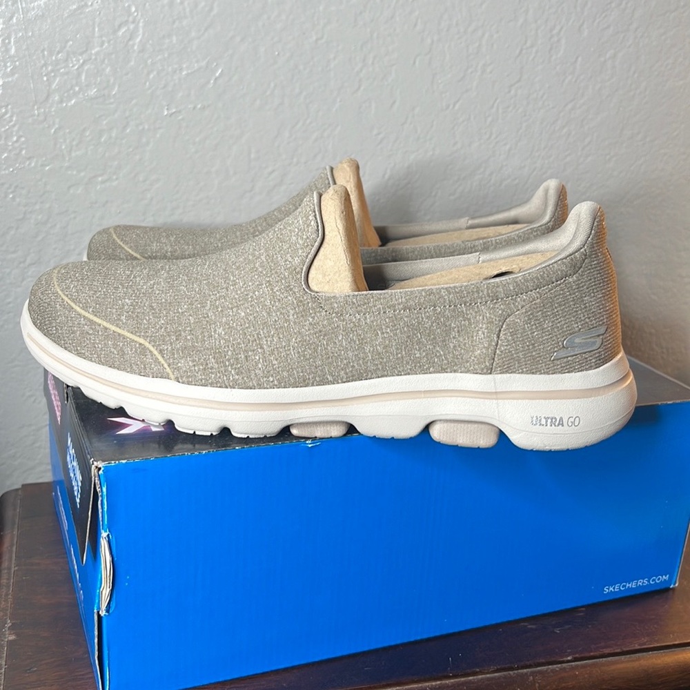 Skechers GOwalk 5 Slip-On Sneaker - Women's size 13 - Picture 3 of 8